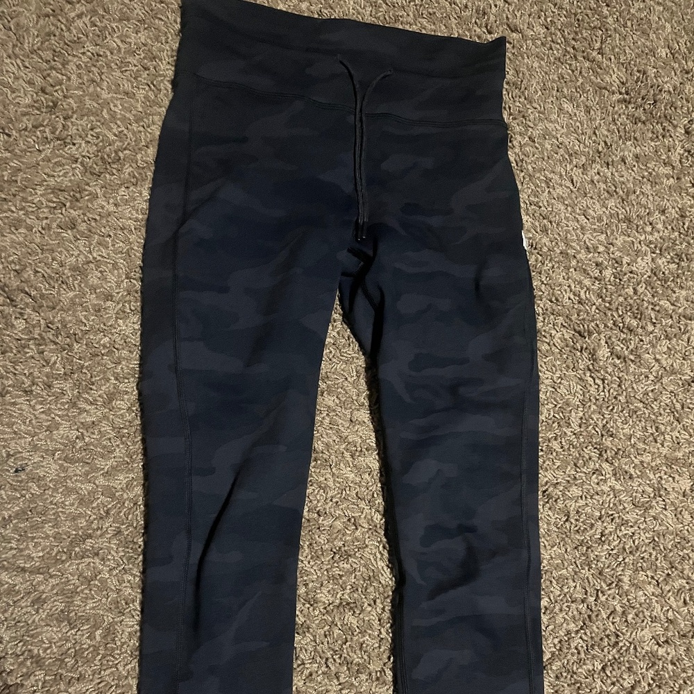 Vuori Camo Black Daily Legging Size Small Excellent